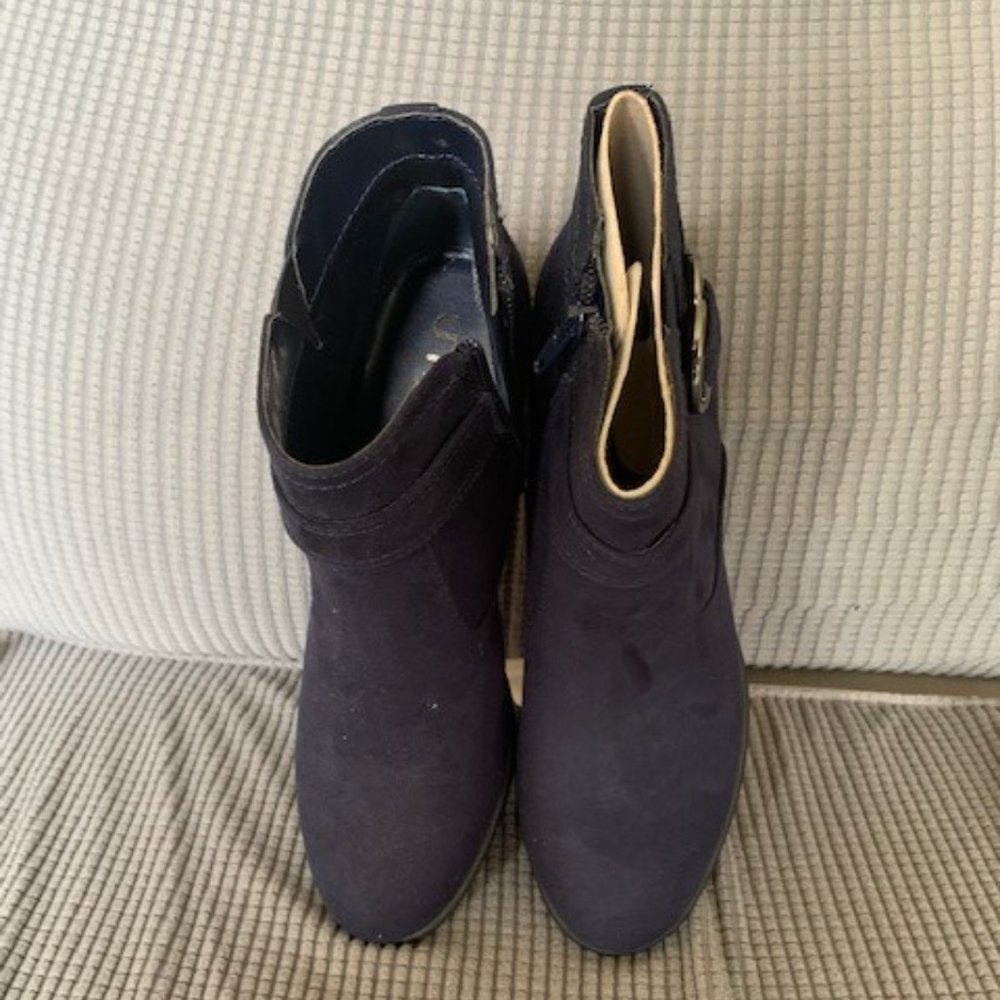 WOMEN UNISA DARK BLUE FABRIC BOOTS 8 M